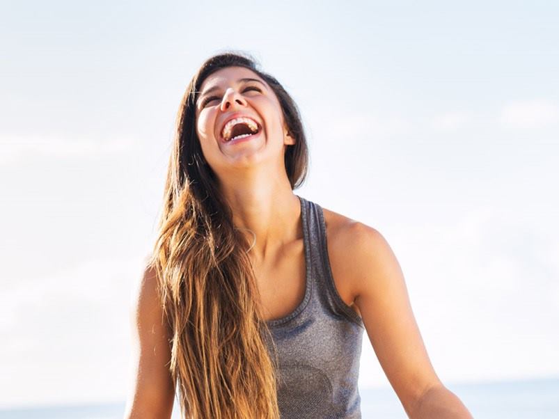 mujer-yoga-playa-meditar-reir